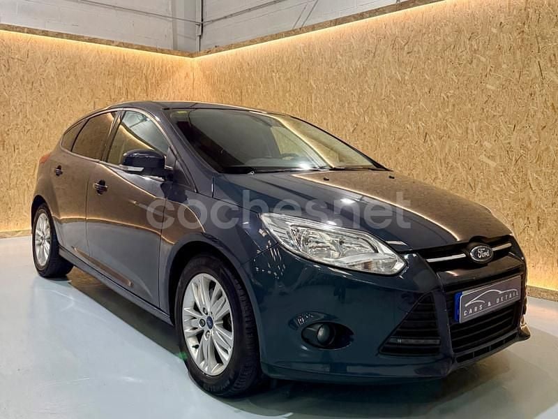 Gris / plata Usado 2012 Ford Focus Trend Berlina | 7990 € (Precio justo) - Imagen 1/4