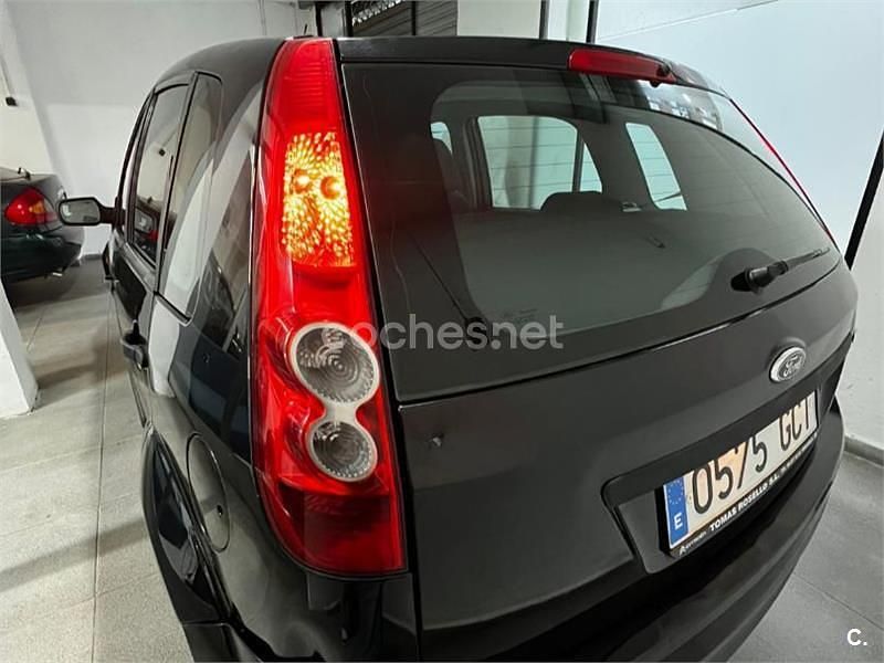 Usado Ford Fiesta Ambiente 68 CV (50 kW) 2008 Negro Utilitario