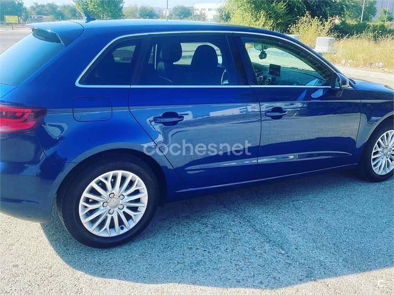 Usado Audi A3 Attraction 150 CV (110 kW) 2014 Azul Berlina