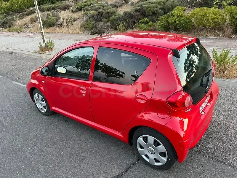 Usado Toyota Aygo Live 68 CV (50 kW) 2010 Rojo Utilitario