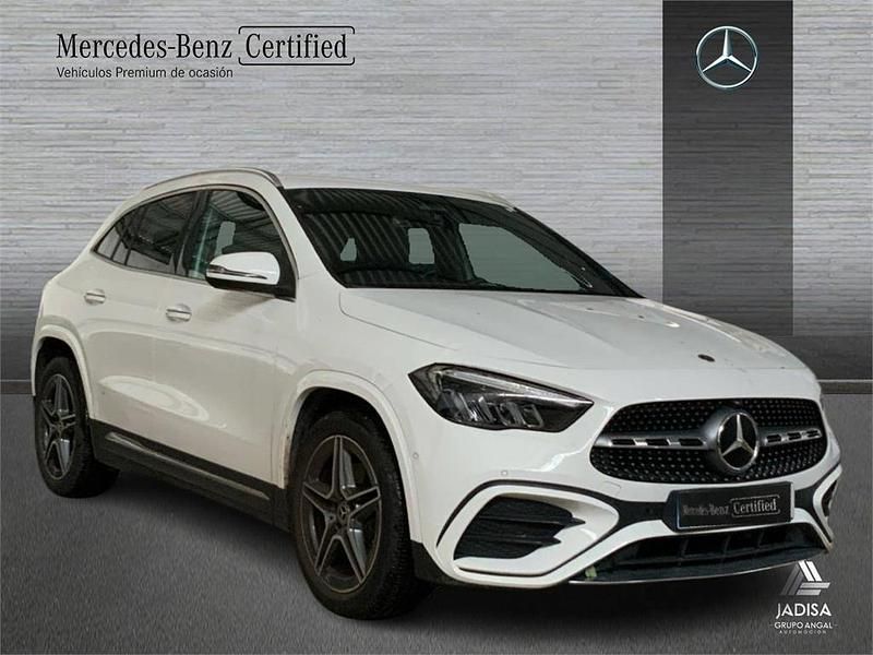 Usado Mercedes GLA200 AMG line 163 CV (119 kW) 2025 Blanco polar SUV
