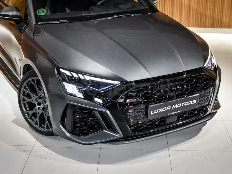 Usado Audi RS3 Performance 400 CV (294 kW) 2023 Gris / plata Berlina