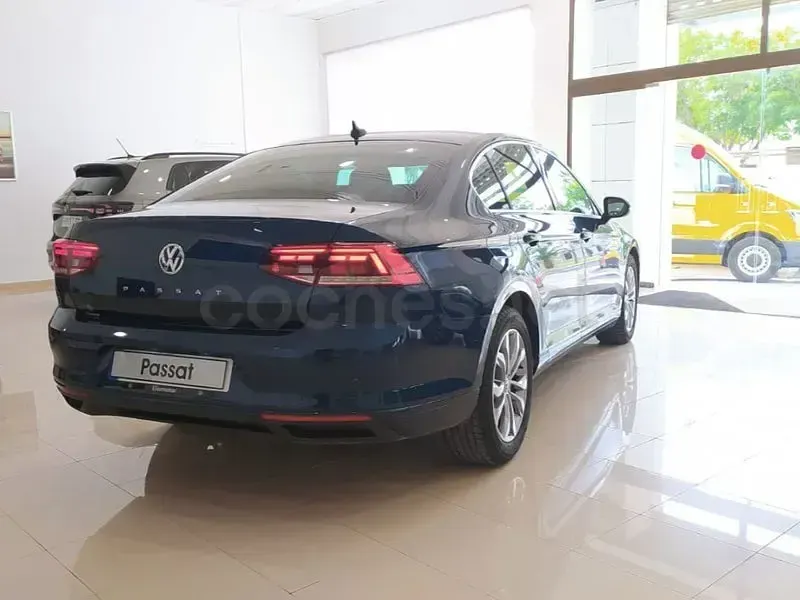 Usado VW Passat Executive 150 CV (110 kW) 2021 Azul Berlina