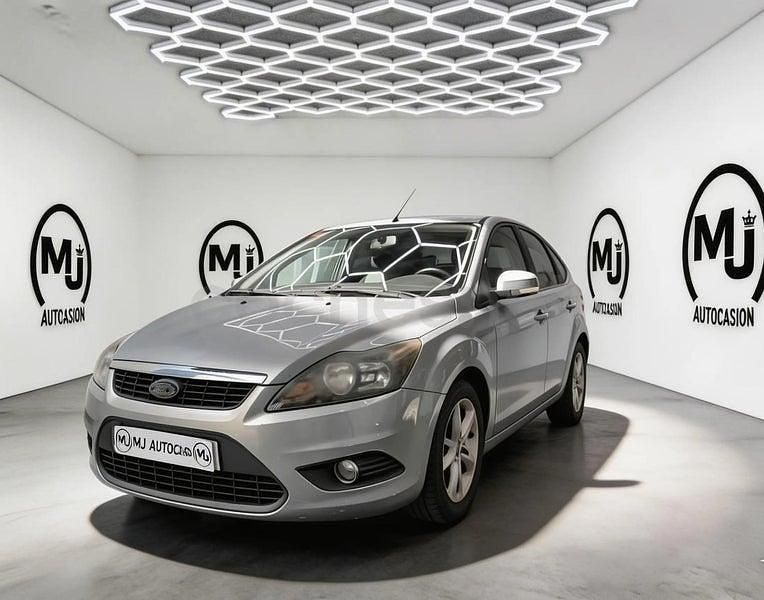 Usado Ford Focus Trend 90 CV (66 kW) 2010 Gris / plata Berlina