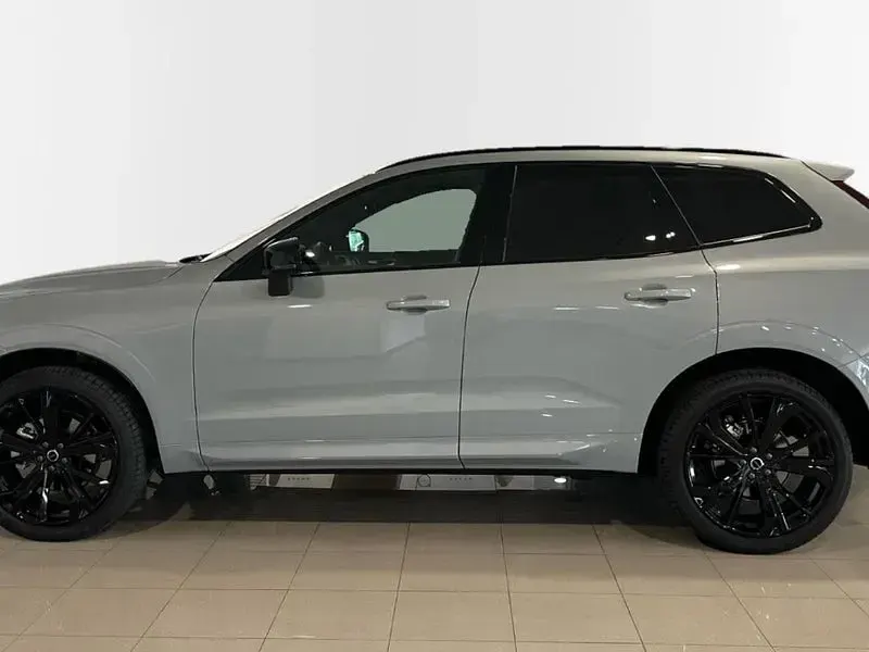 Usado Volvo XC60 Plus 250 CV (183 kW) 2025 Gris / plata SUV