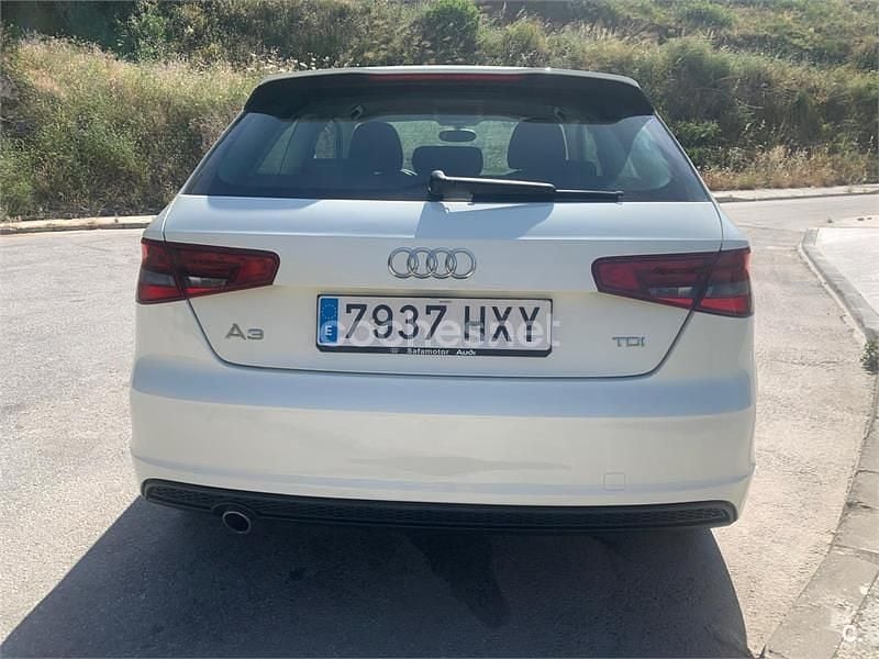 Usado Audi A3 Attraction 105 CV (77 kW) 2014 Blanco Berlina