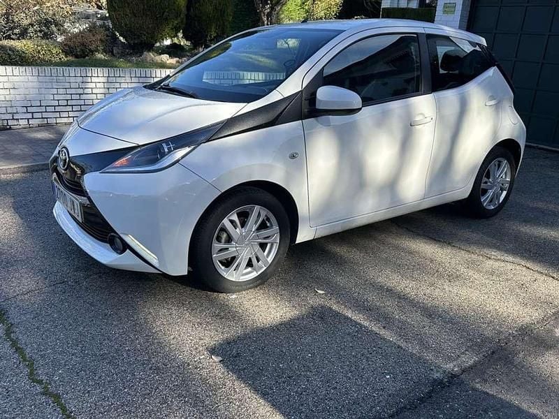Usado Toyota Aygo X-play 69 CV (50 kW) 2017 Blanco Utilitario