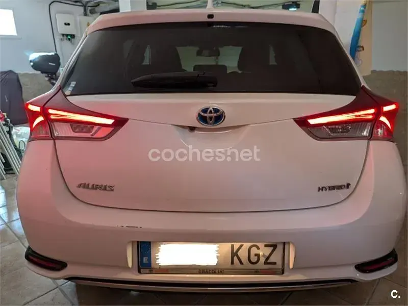 Usado Toyota Auris Hybrid 136 CV (100 kW) 2018 Blanco Berlina