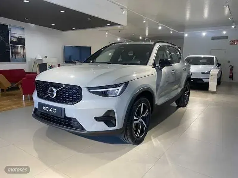 Nuevo Volvo XC40 Plus 2026 Gris SUV