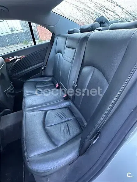 Usado Mercedes E240 Elegance 170 CV (125 kW) 2002 Gris / plata Berlina
