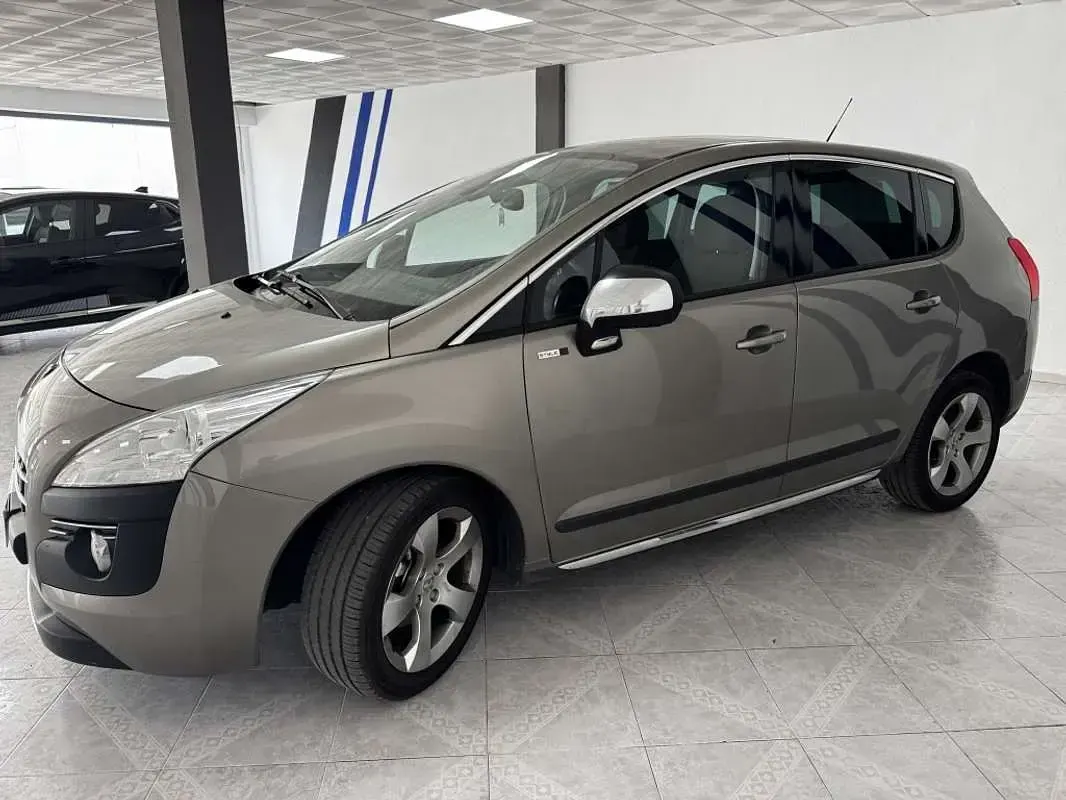 Usado Peugeot 3008 114 CV (83 kW) 2013 Beige Familiar