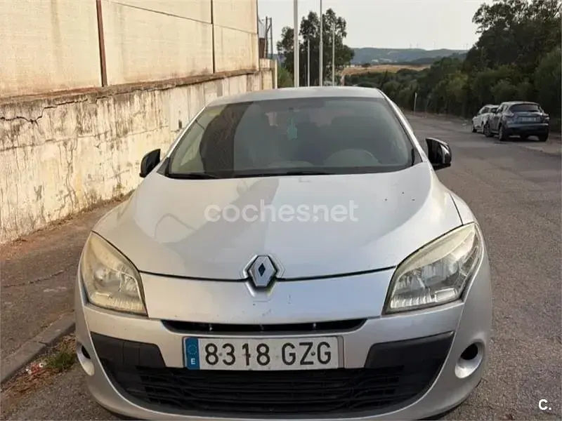 Usado Renault Mégane III Dynamique 105 CV (77 kW) 2010 Gris / plata Berlina