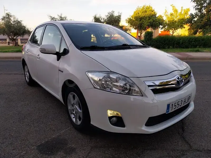 Usado Toyota Auris Hybrid Active 135 CV (99 kW) 2012 Blanco Berlina