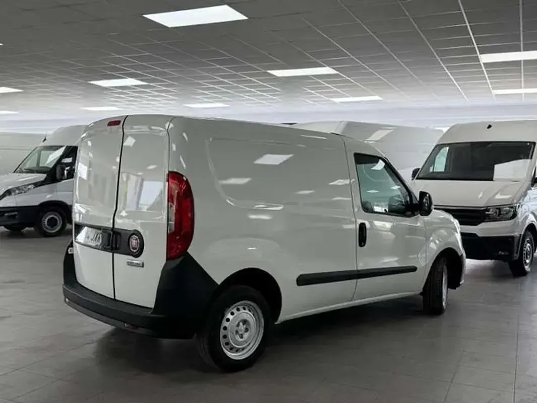 Usado Fiat Doblò 90 CV (66 kW) 2017 Blanco Monovolumen