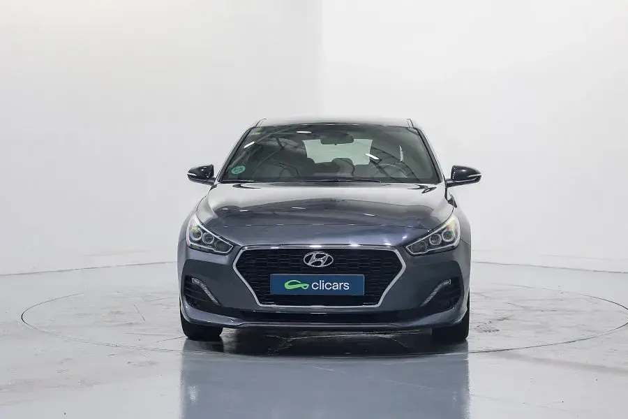 Usado Hyundai i30 140 CV (102 kW) 2018 Gris / plata Berlina