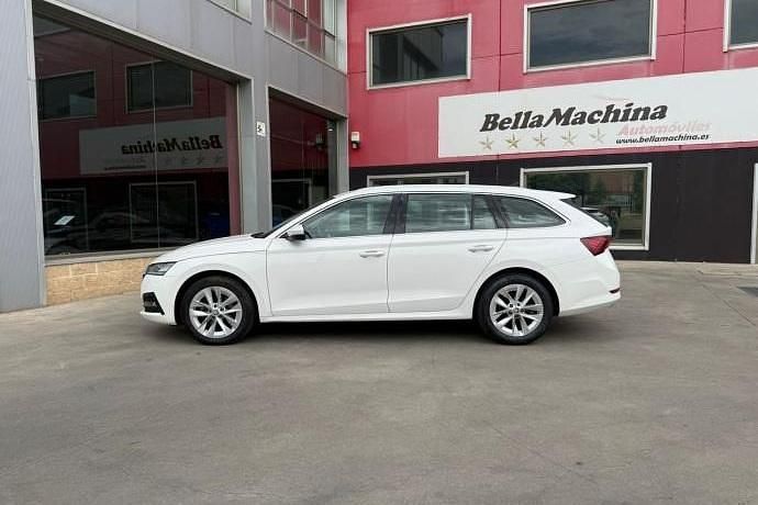 Usado Skoda Octavia Style 151 CV (111 kW) 2021 Blanco Familiar