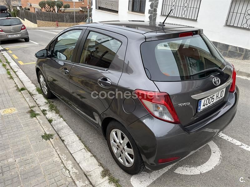 Usado Toyota Yaris Active 99 CV (72 kW) 2012 Gris / plata Utilitario