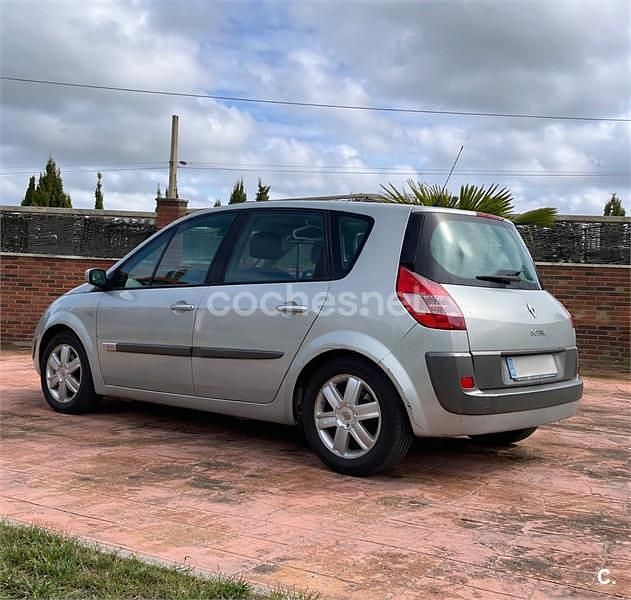 Usado Renault Scénic II Dynamique 100 CV (73 kW) 2004 Gris / plata Monovolumen