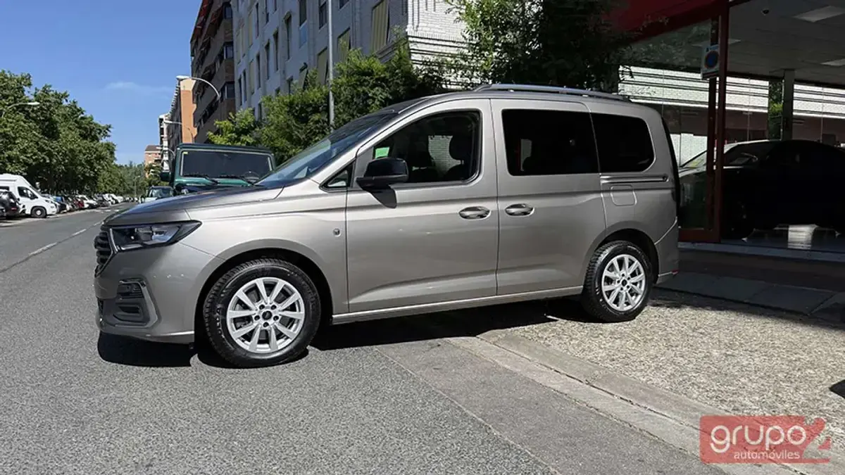 Usado Ford Tourneo Titanium 122 CV (89 kW) 2023 Plateado Van