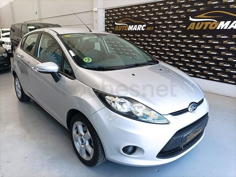 Usado Ford Fiesta Trend 90 CV (66 kW) 2010 Gris / plata Utilitario