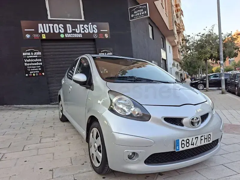 Usado Toyota Aygo 54 CV (39 kW) 2007 Gris / plata Utilitario
