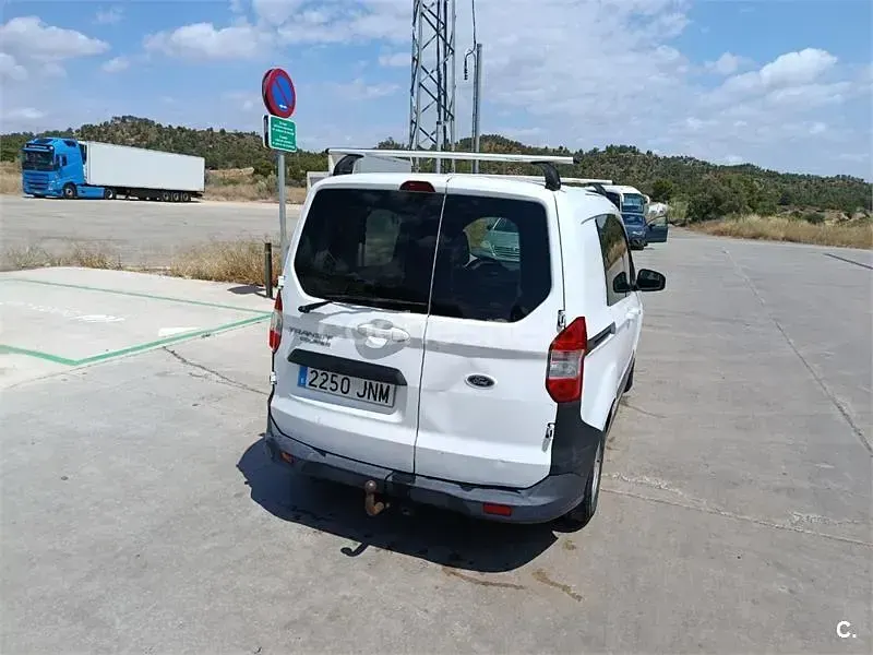 Usado Ford Tourneo Courier Ambiente 95 CV (69 kW) 2016 Blanco Monovolumen