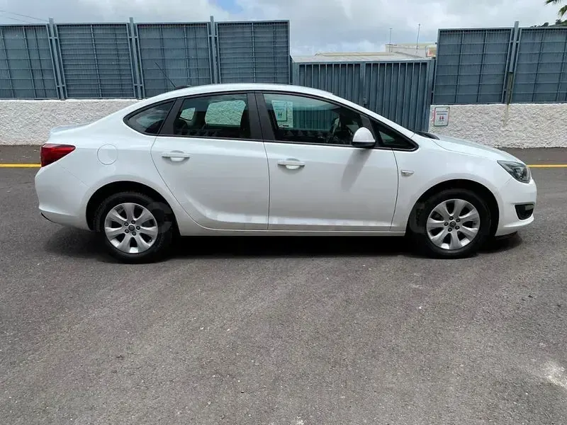 Usado Opel Astra Elegance 140 CV (102 kW) 2018 Blanco Berlina