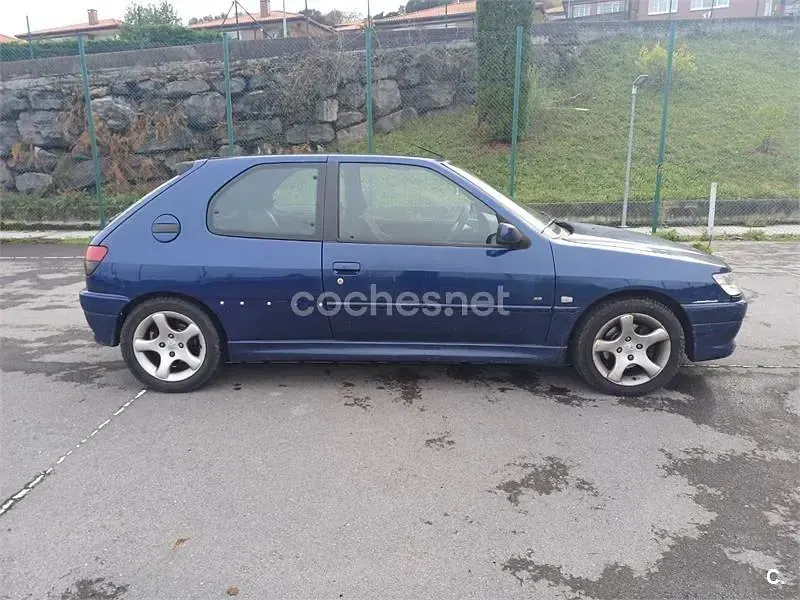 Usado Peugeot 306 90 CV (66 kW) 1999 Azul Berlina