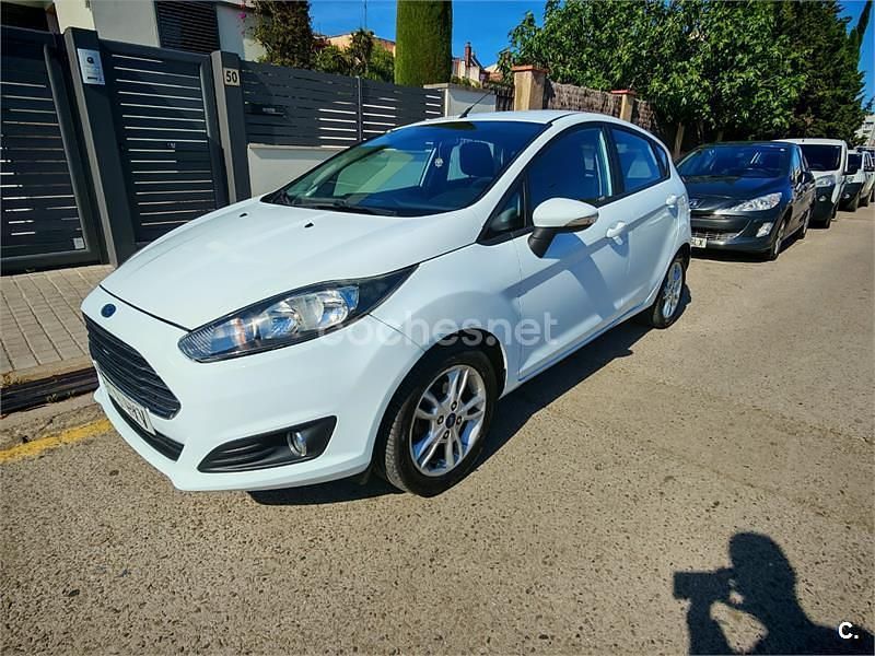 Usado Ford Fiesta Titanium 75 CV (55 kW) 2014 Blanco Utilitario