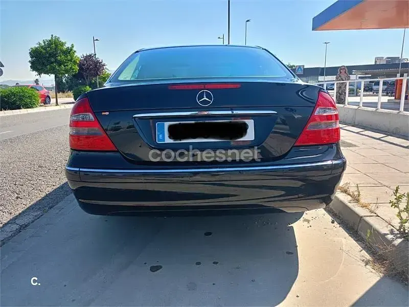Usado Mercedes E200 Elegance 163 CV (119 kW) 2003 Negro Berlina