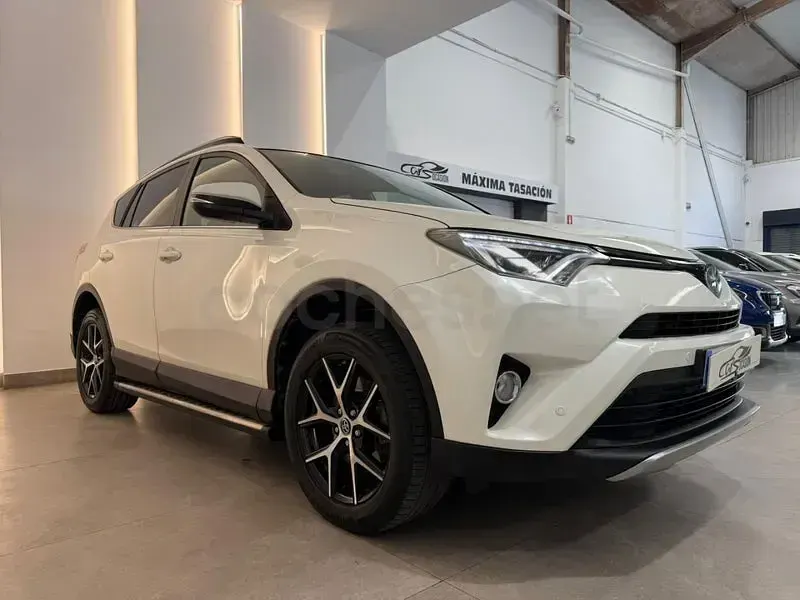 Usado Toyota RAV4 Hybrid Advance 197 CV (144 kW) 2017 Blanco SUV