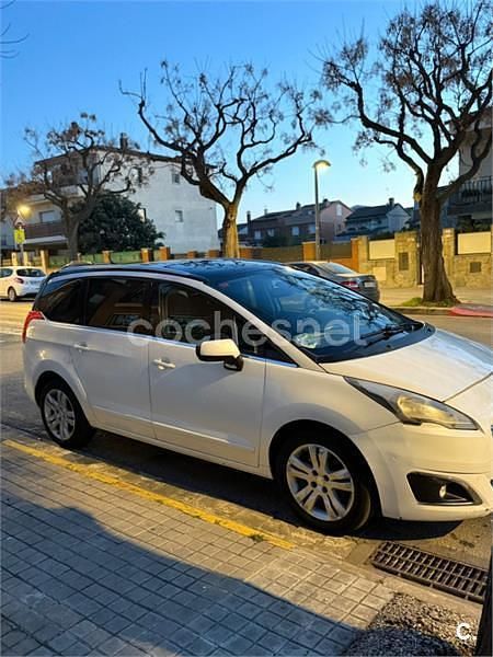 Usado Peugeot 5008 Allure 120 CV (88 kW) 2016 Blanco Monovolumen