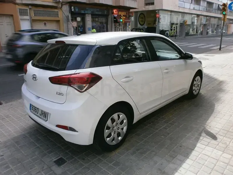 Usado Hyundai i20 84 CV (61 kW) 2015 Blanco Berlina