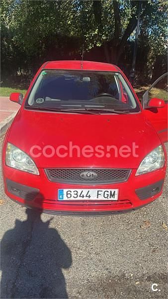 Rojo Usado 2006 Ford Focus Trend Berlina | 2200 € (Buen precio) - Imagen 1/4