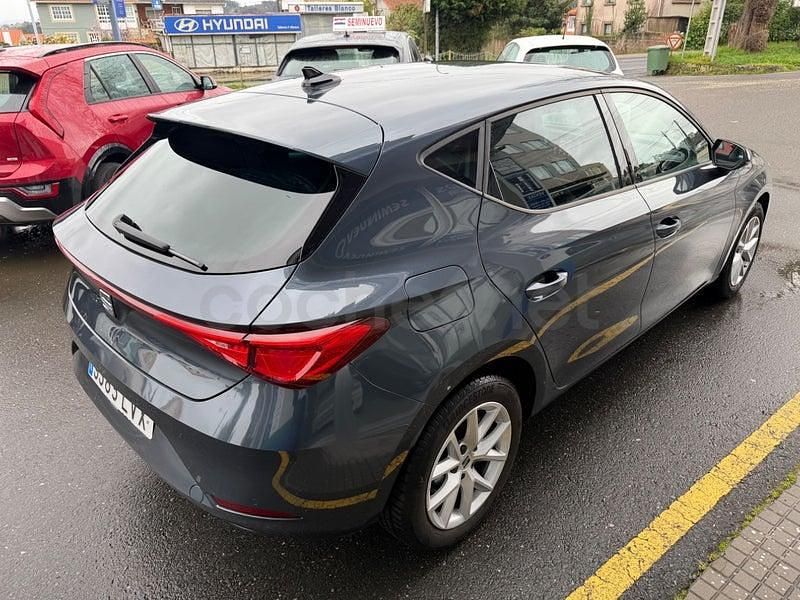 Usado Seat Leon Style 115 CV (84 kW) 2022 Gris / plata Familiar
