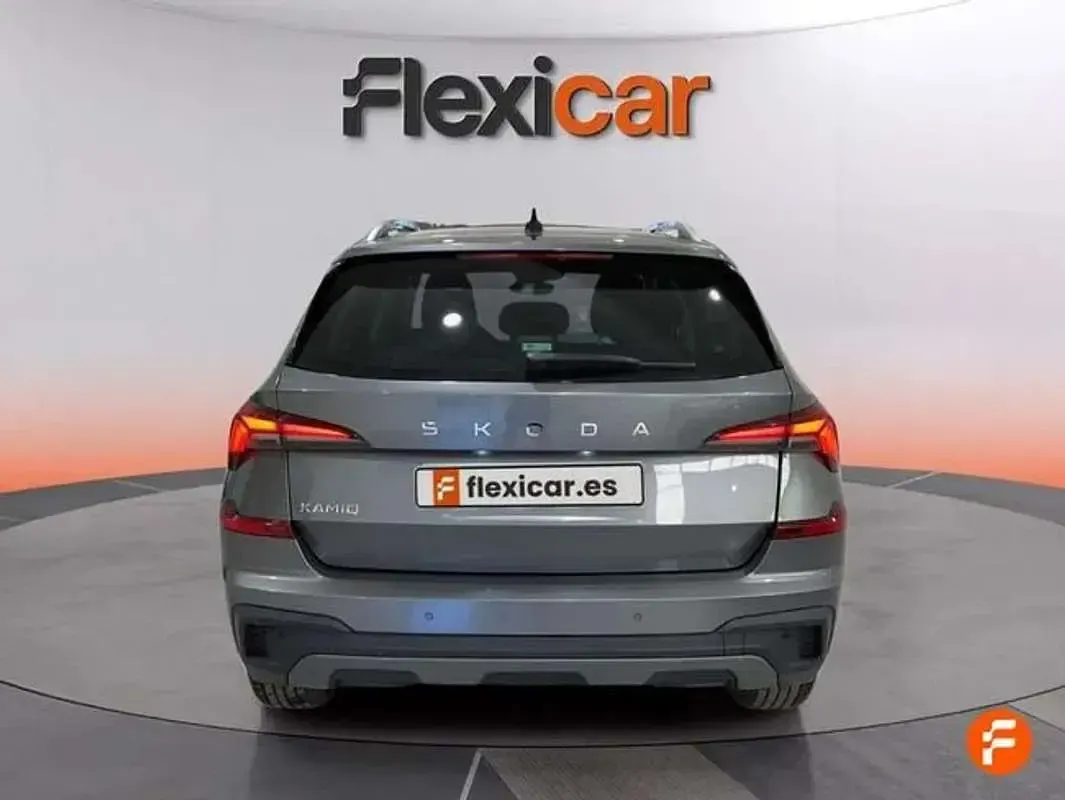Usado Skoda Kamiq Selection 95 CV (69 kW) 2024 Gris SUV