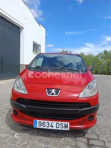 Usado Peugeot 1007 Sport 70 CV (51 kW) 2006 Rojo Monovolumen