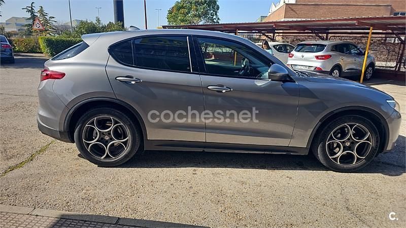 Usado Alfa Romeo Stelvio Super 180 CV (132 kW) 2017 Gris / plata SUV