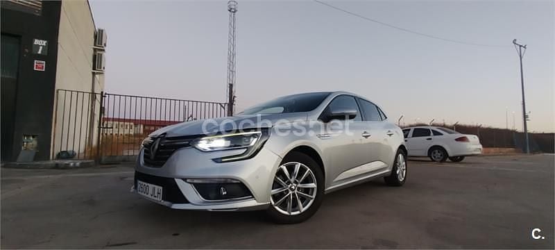Usado Renault Mégane III Zen 130 CV (95 kW) 2016 Gris / plata Berlina