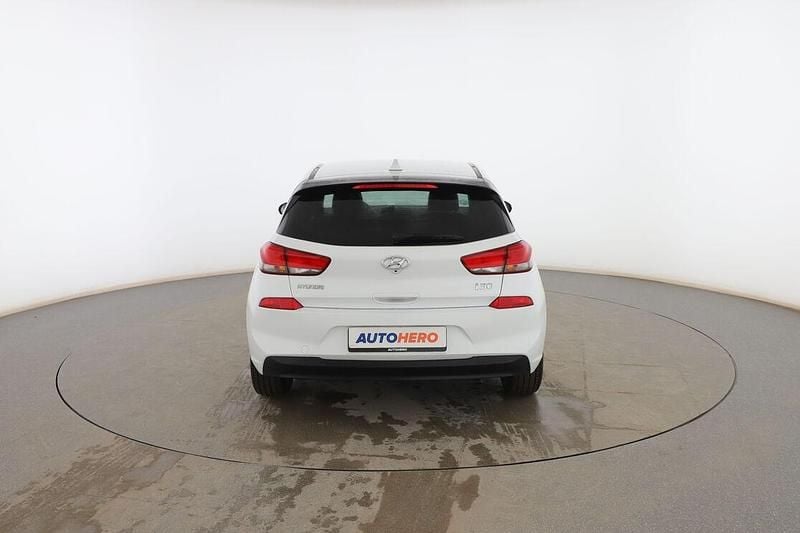 Używany Hyundai i30 GO! 115 KM (84 kW) 2019 Biały Sedan/Limuzyna