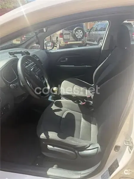 Usado Kia Rio 85 CV (62 kW) 2013 Blanco Berlina