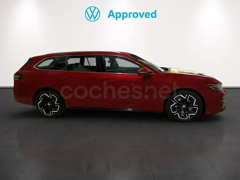 Usado VW Passat R-line 150 CV (110 kW) 2025 Rojo Familiar