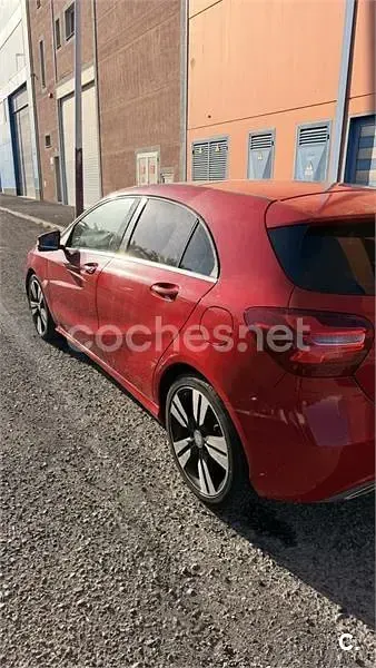 Usado Mercedes A180 Urban 109 CV (80 kW) 2016 Rojo Berlina