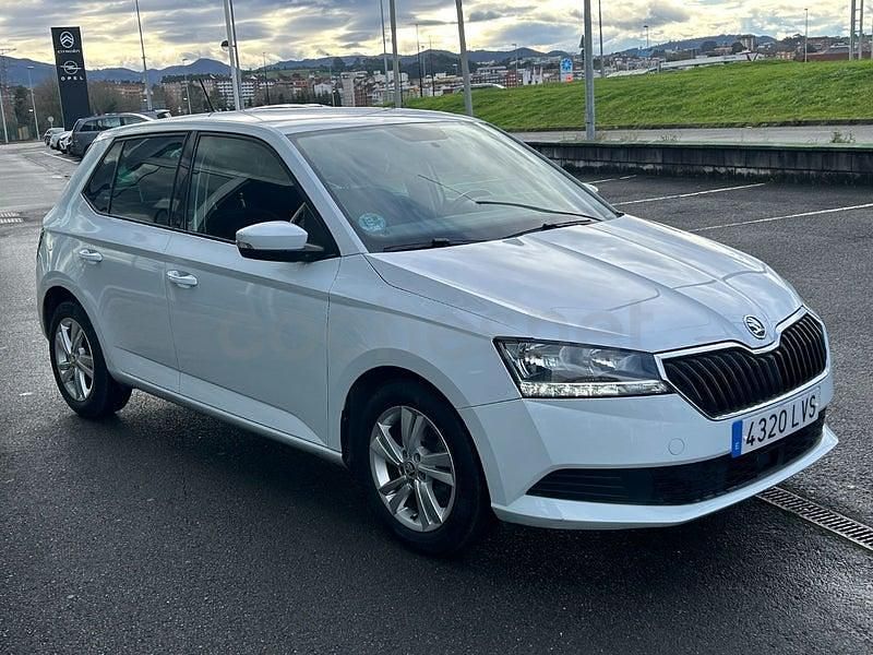 Usado Skoda Fabia Ambition 95 CV (69 kW) 2021 Blanco Berlina