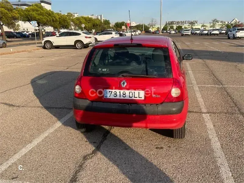 Usado Renault Clio II 60 CV (44 kW) 2004 Rojo Berlina