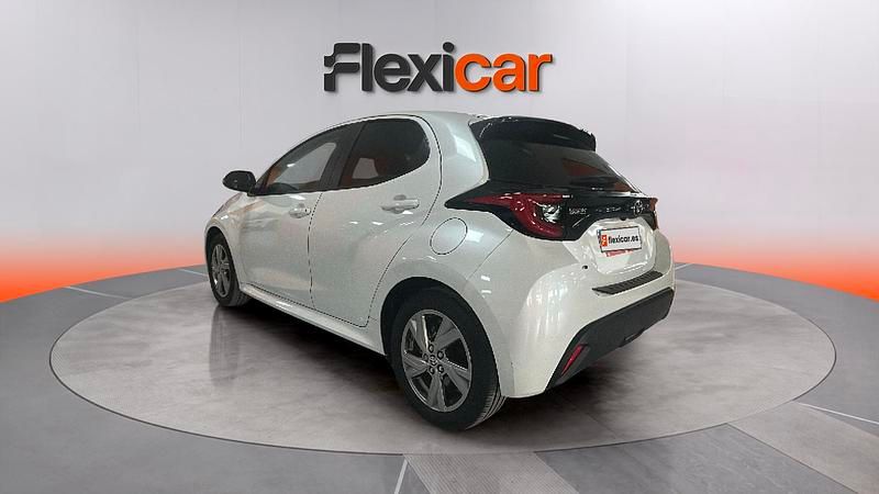 Usado Toyota Yaris Hybrid Active 116 CV (85 kW) 2024 Blanco Berlina