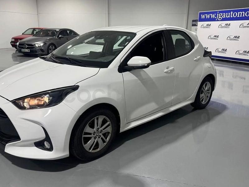 Usado Toyota Yaris Hybrid Business Edition 116 CV (85 kW) 2022 Blanco Berlina