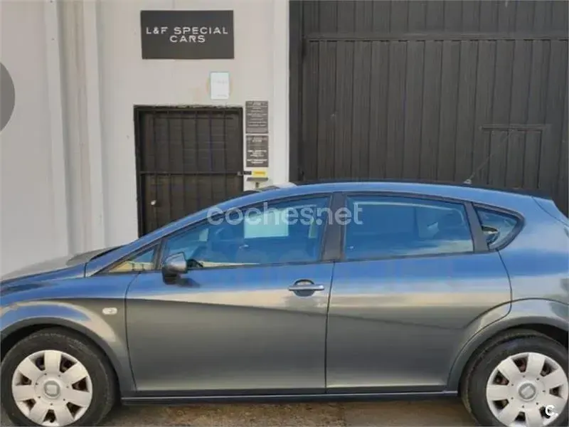 Usado Seat Leon Sport 105 CV (77 kW) 2006 Gris / plata Utilitario