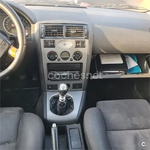 Usado Ford Mondeo Ambiente 115 CV (84 kW) 2003 Gris / plata Berlina
