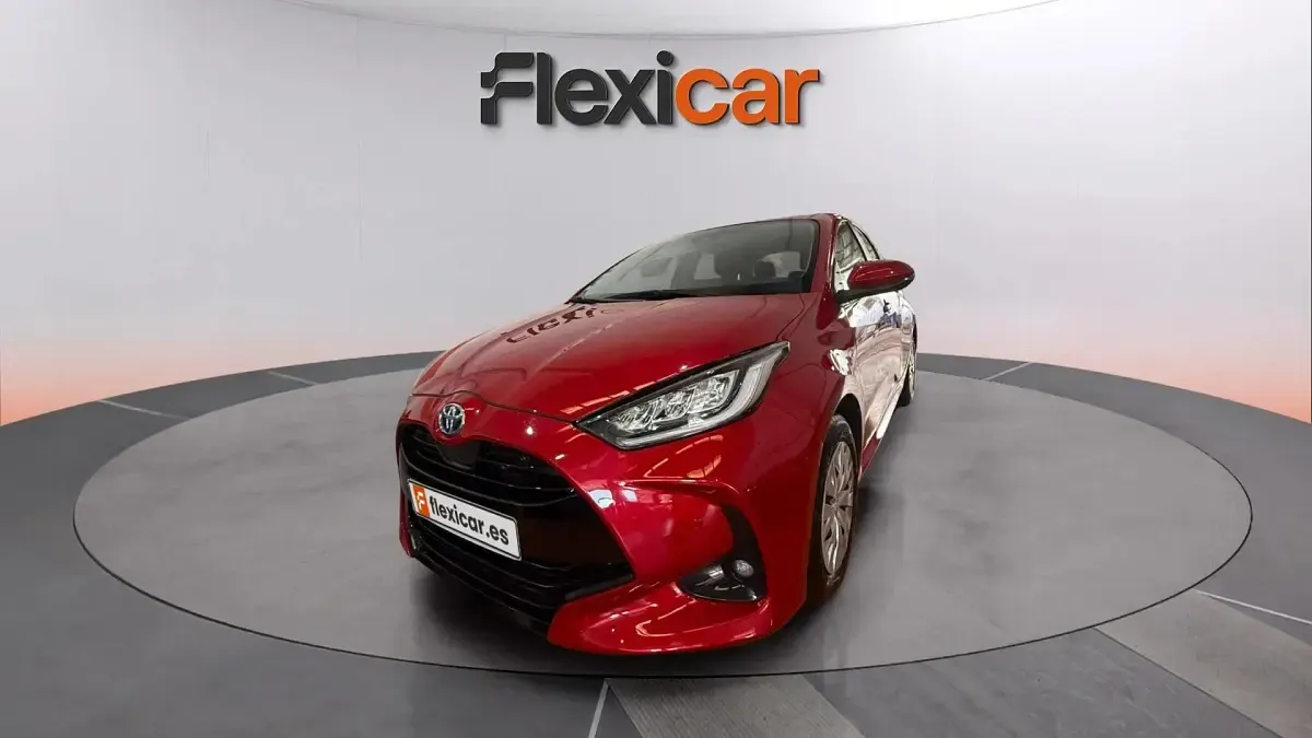 Usado Toyota Yaris Hybrid Style 116 CV (85 kW) 2023 Rojo Berlina